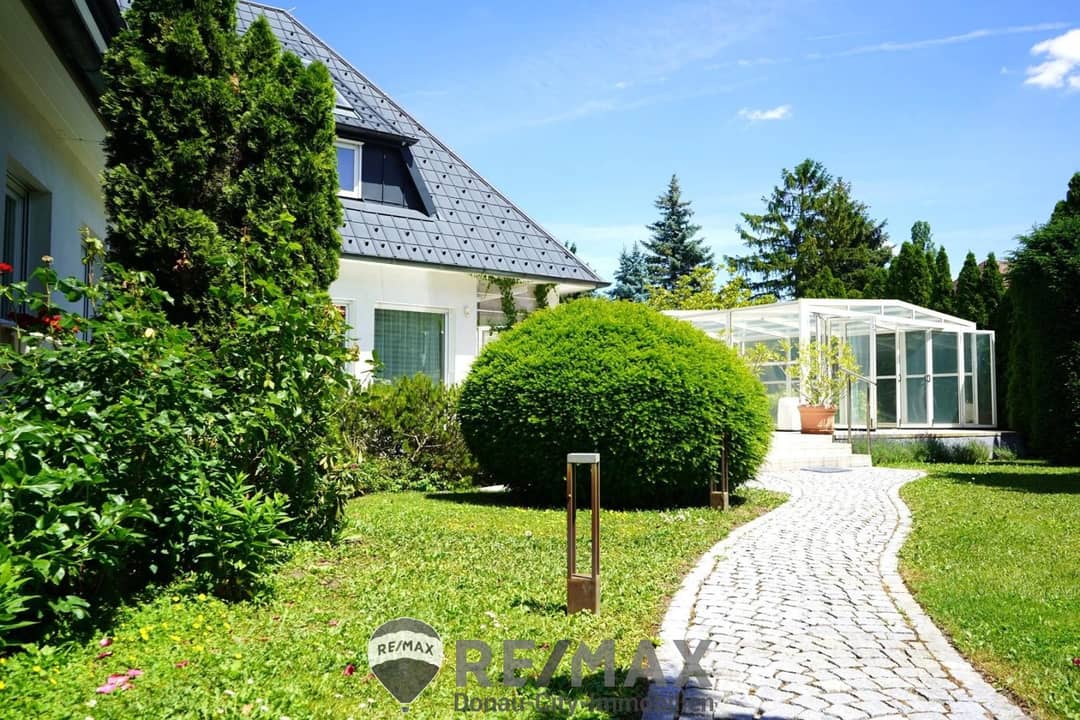 Single-family house with heated pool and sauna near Donaupark