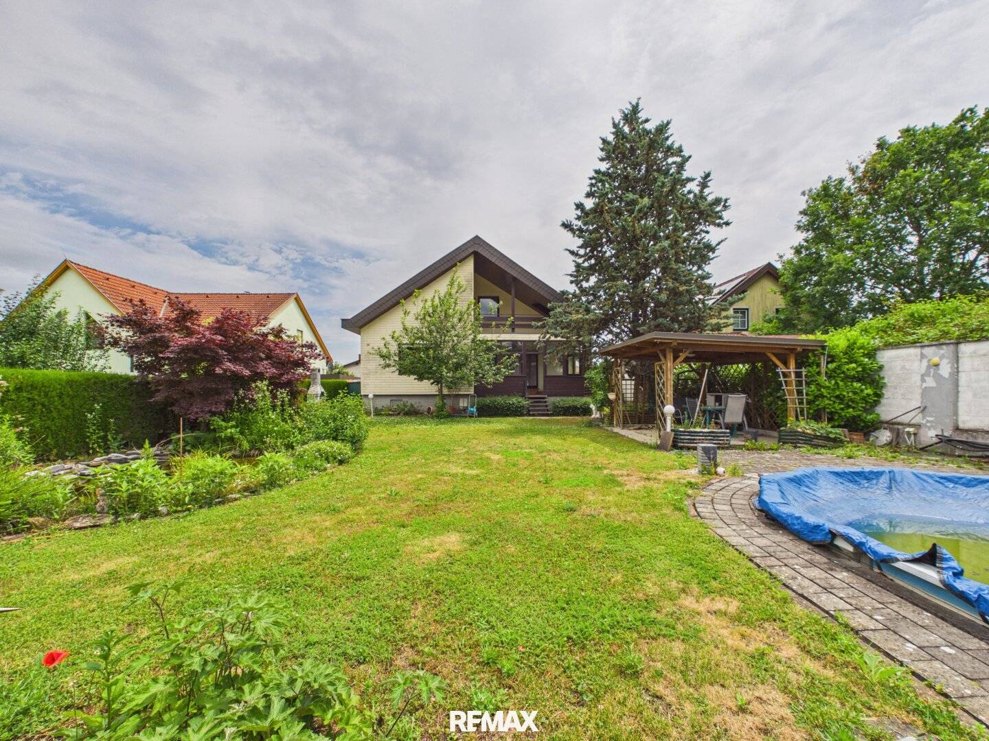 Einfamilienhaus mit Garten Pool und Wintergarten