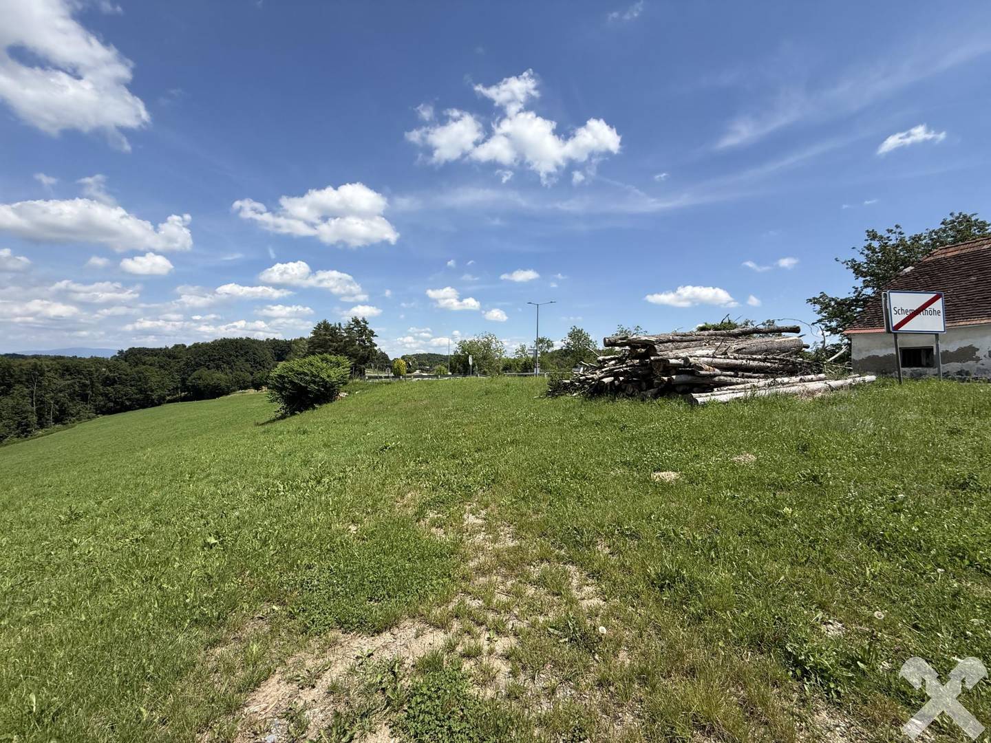 Spacious agricultural land with woodland sections