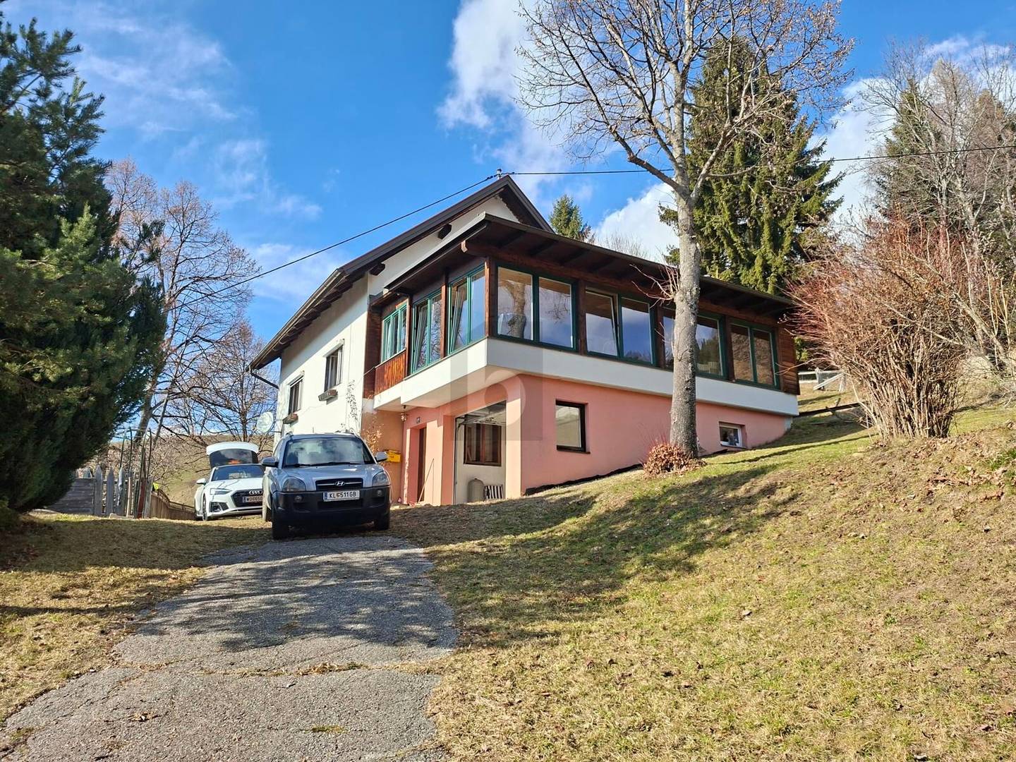 Familienwohnung mit Wintergarten und eigener Quelle