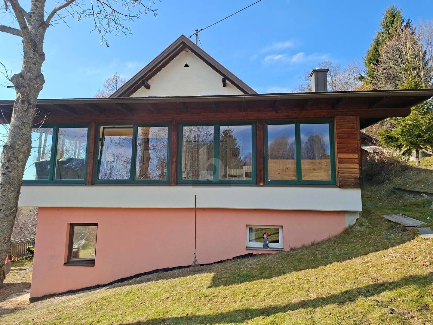 Familienwohnung mit Wintergarten und eigener Quelle