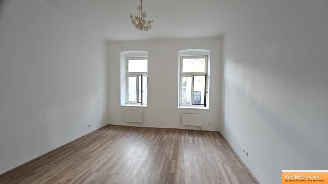 Ground floor Altbau apartment with tiled floors