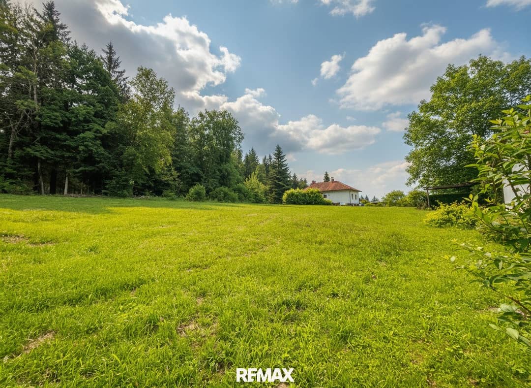 Sunny building plot in quiet green setting without building obligation
