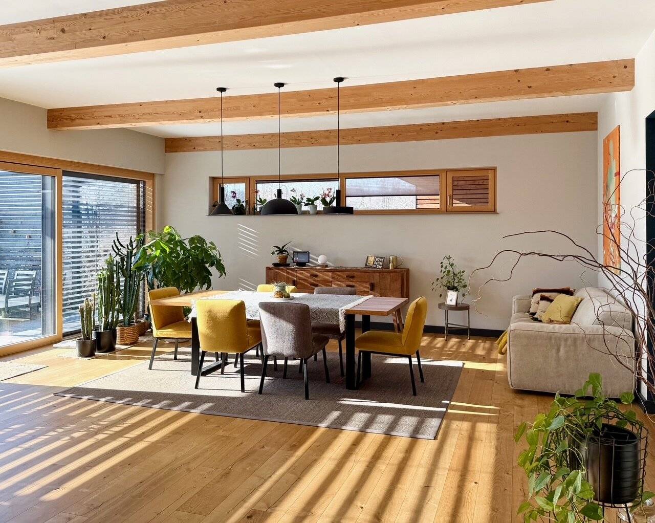 Modernes Einfamilienhaus mit Terrasse und Photovoltaik