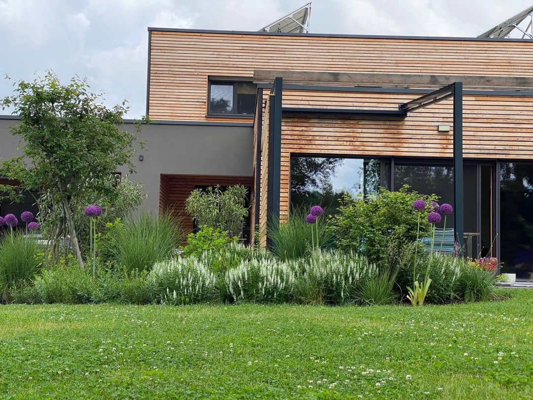 Modernes Einfamilienhaus mit Terrasse und Photovoltaik