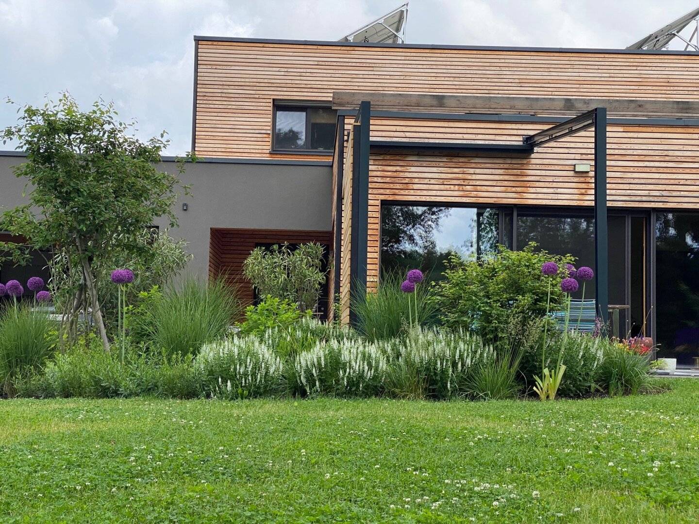 Modernes Einfamilienhaus mit Terrasse und Photovoltaik