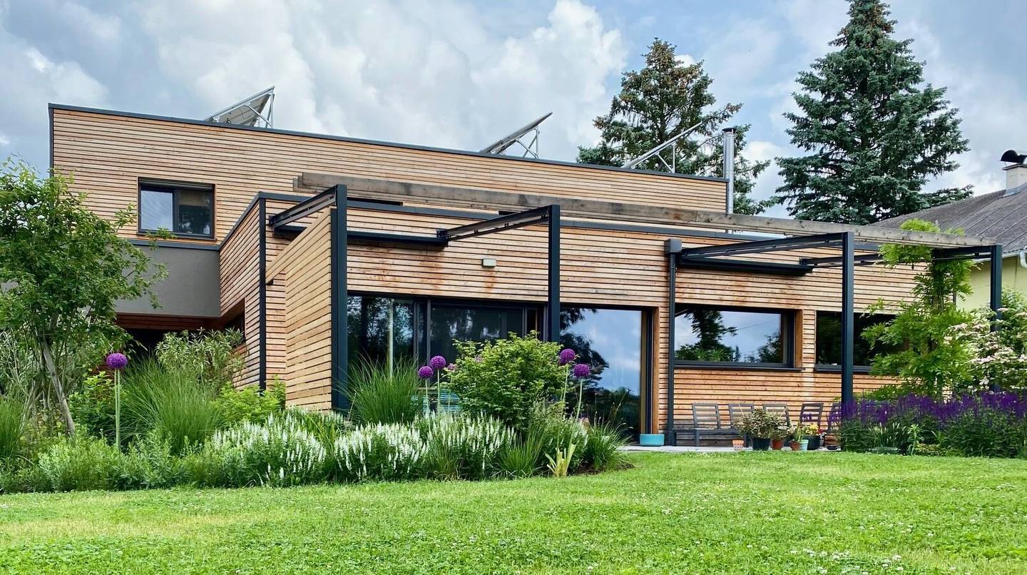 Modernes Einfamilienhaus mit Terrasse und Photovoltaik