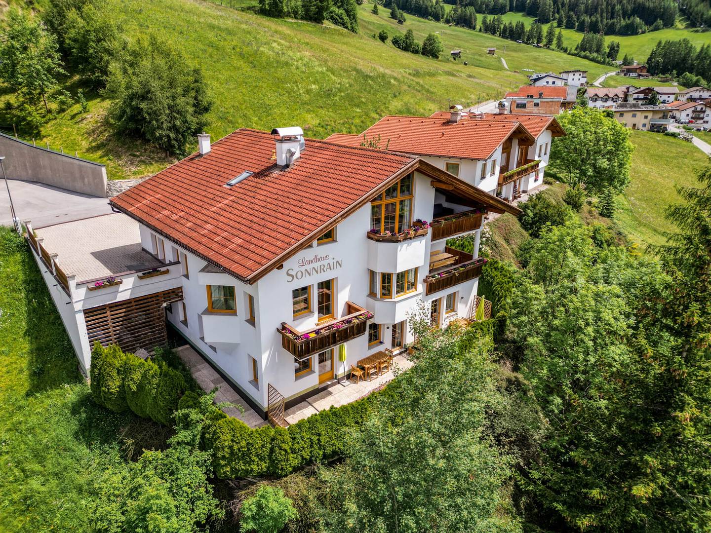 Apartmenthaus mit Balkonen und Terrassen in Skiliftnähe