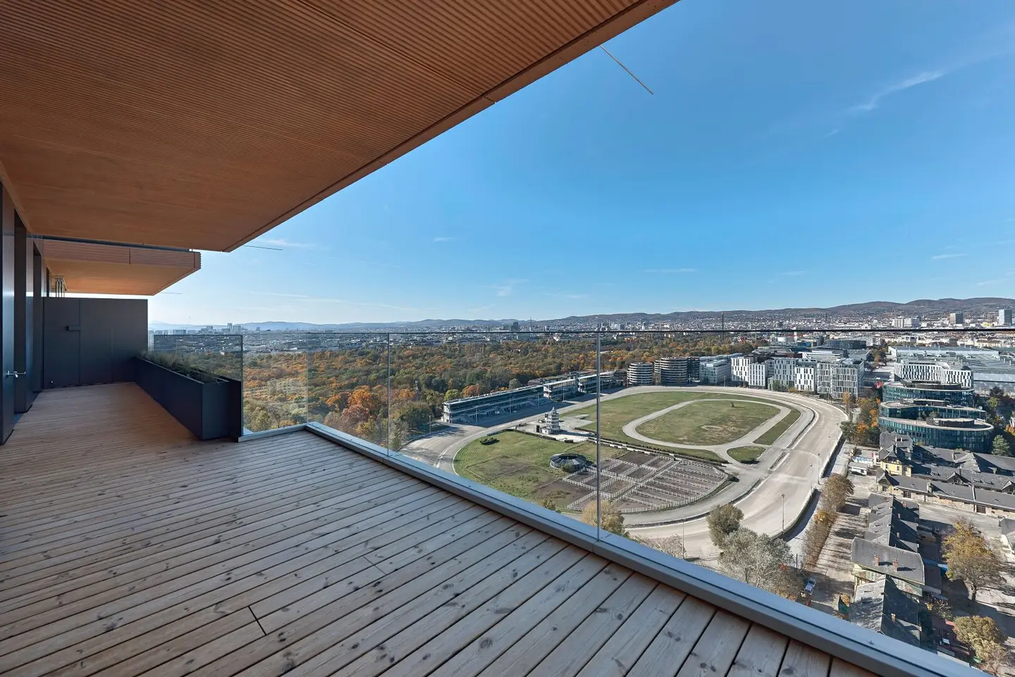 Leben wie im Luxus-Hotel mit Roof-Top-Pool und Concierge-Service - Unverbaubarer Weitblick über den Grünen Prater vom 25. Stock