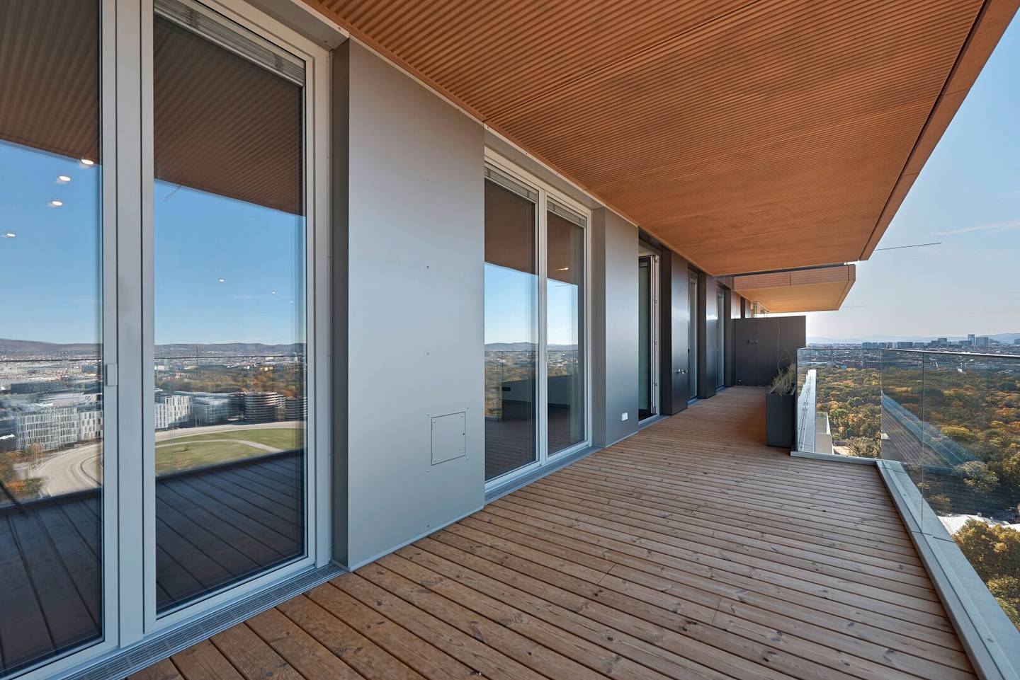 Live like in a luxury hotel with a rooftop pool and concierge service unobstructed views of the Grüner Prater from the 25th floor