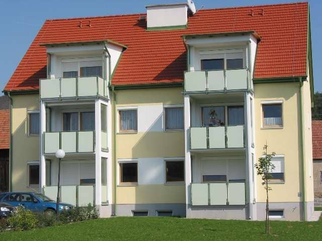 Quiet ground floor apartment with garden access