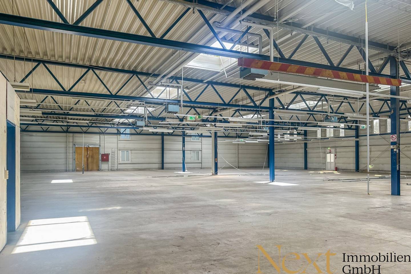 Versatile commercial property with office and warehouse space in a prime location in Urfahr for rent