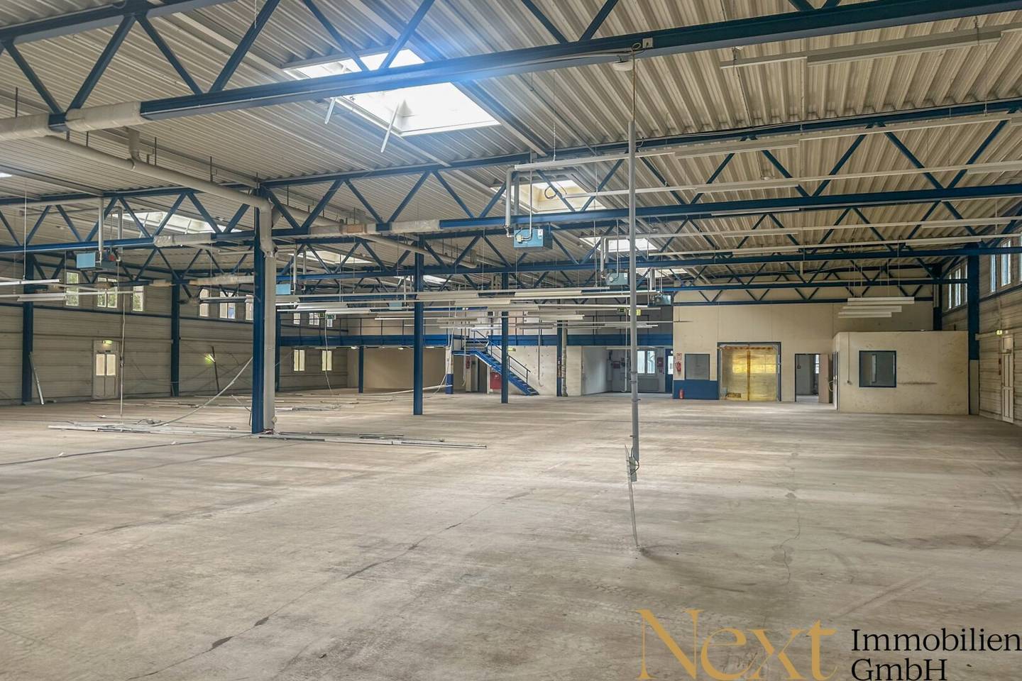Versatile commercial property with office and warehouse space in a prime location in Urfahr for rent