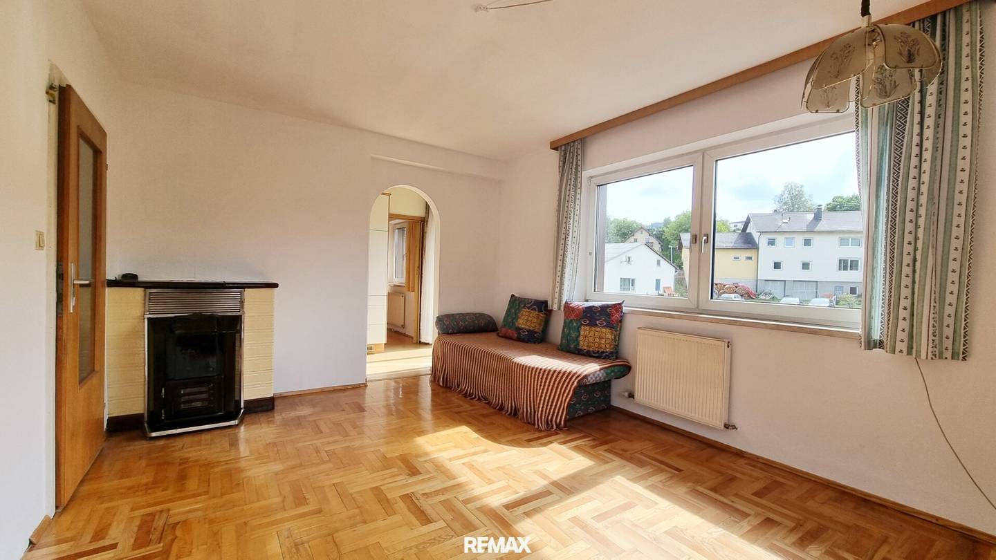 Sonnige Wohnung mit Balkon und Kamin am Ortsplatz