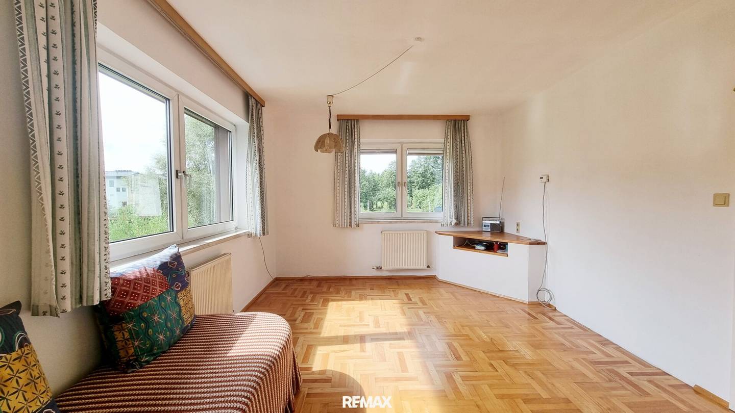 Sonnige Wohnung mit Balkon und Kamin am Ortsplatz