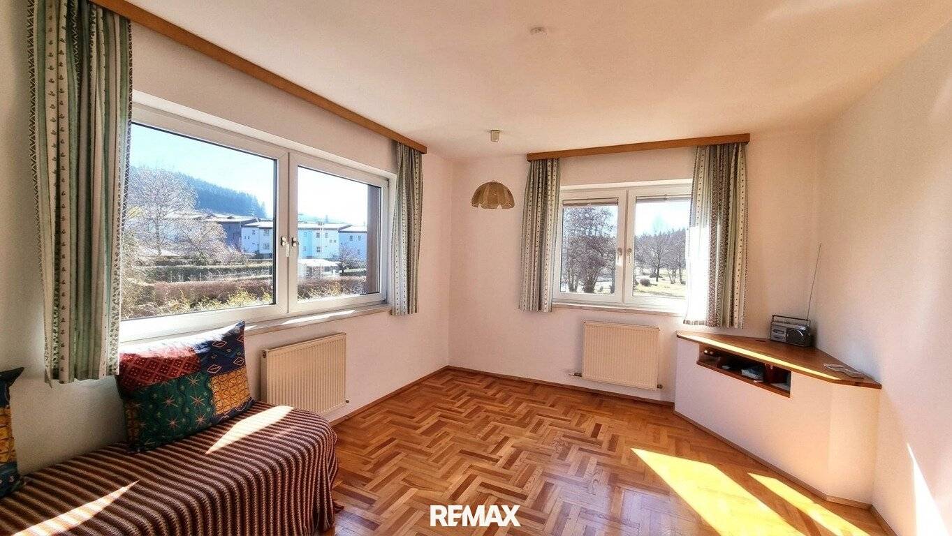 Sonnige Wohnung mit Balkon und Kamin am Ortsplatz