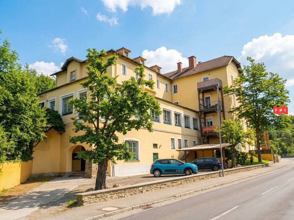 Bright apartment with open kitchen and shared garden