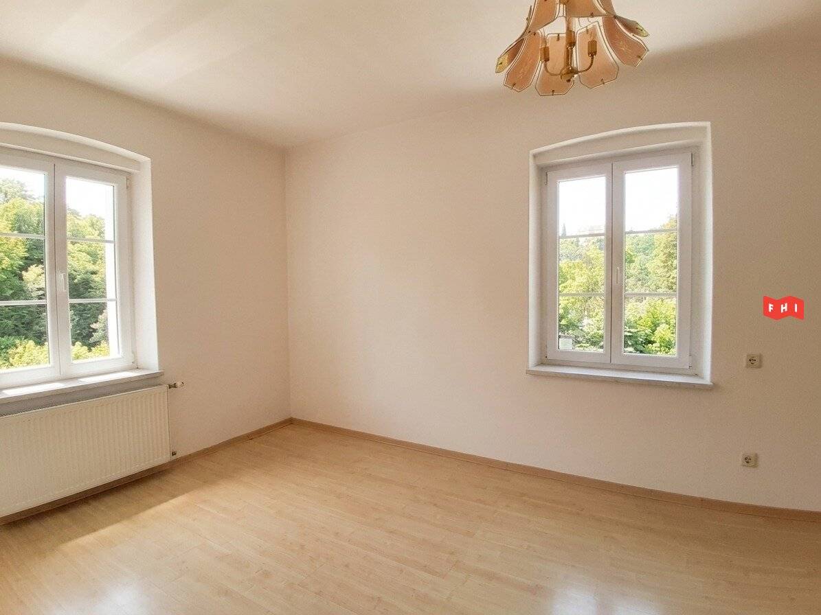 Bright apartment with open kitchen and shared garden