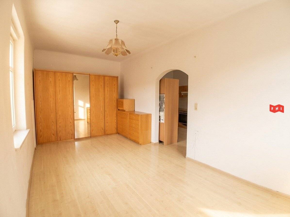 Bright apartment with open kitchen and shared garden