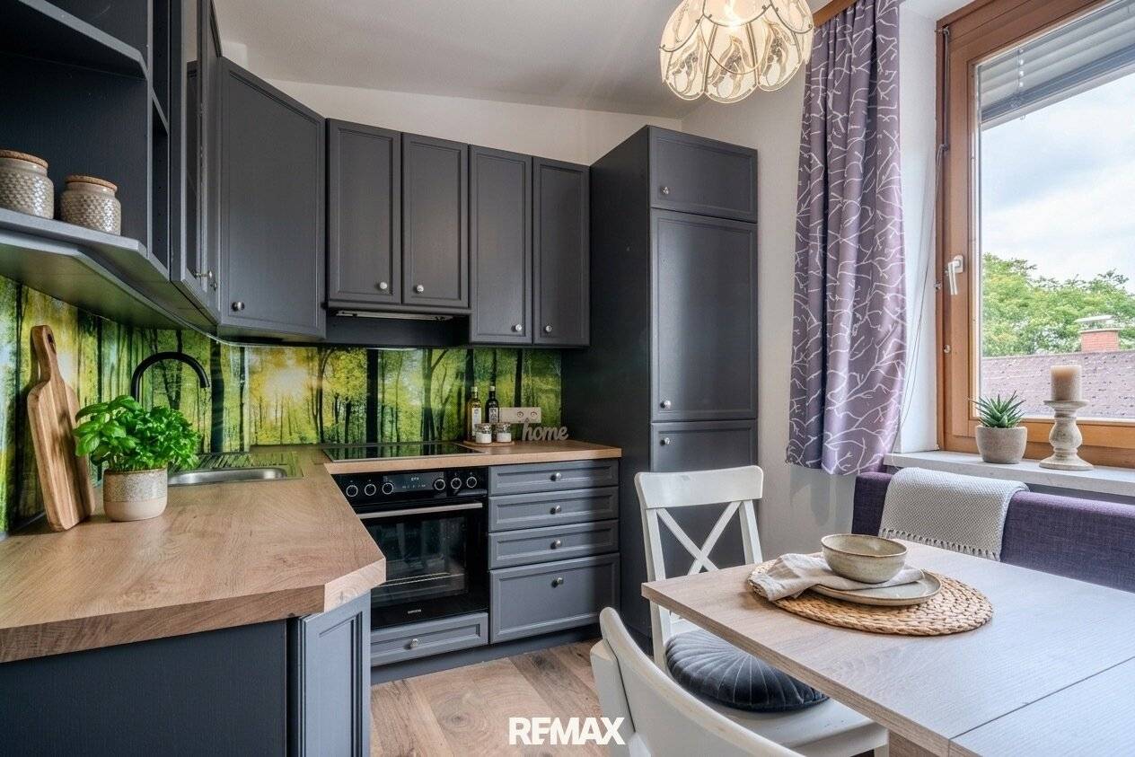 Bright 2-room apartment with balcony and underground parking
