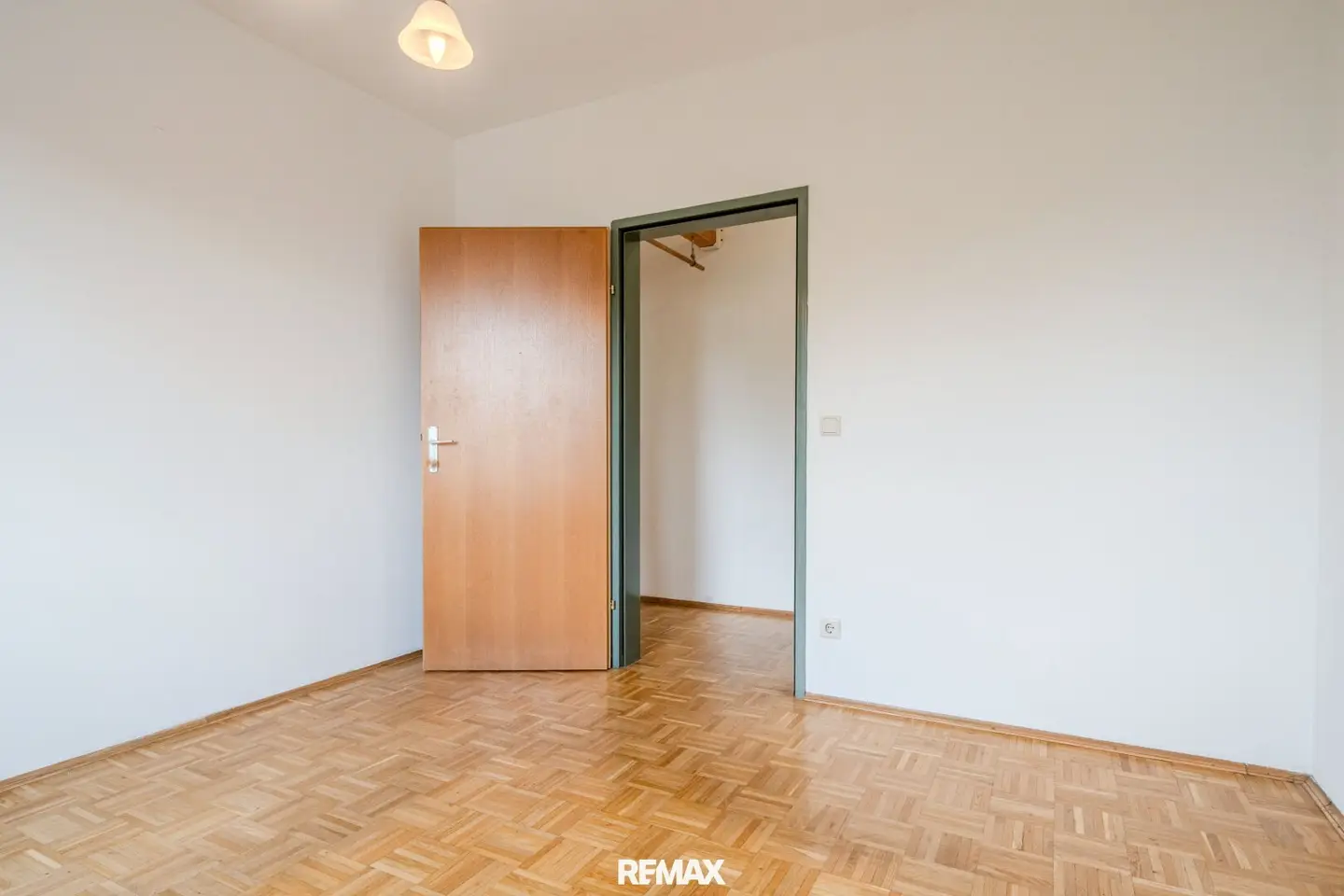 Helle 2-Zimmer-Wohnung mit Balkon und Tiefgaragenplatz