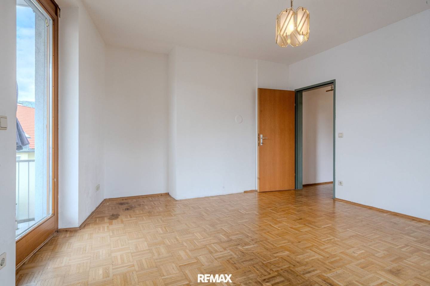 Bright 2-room apartment with balcony and underground parking