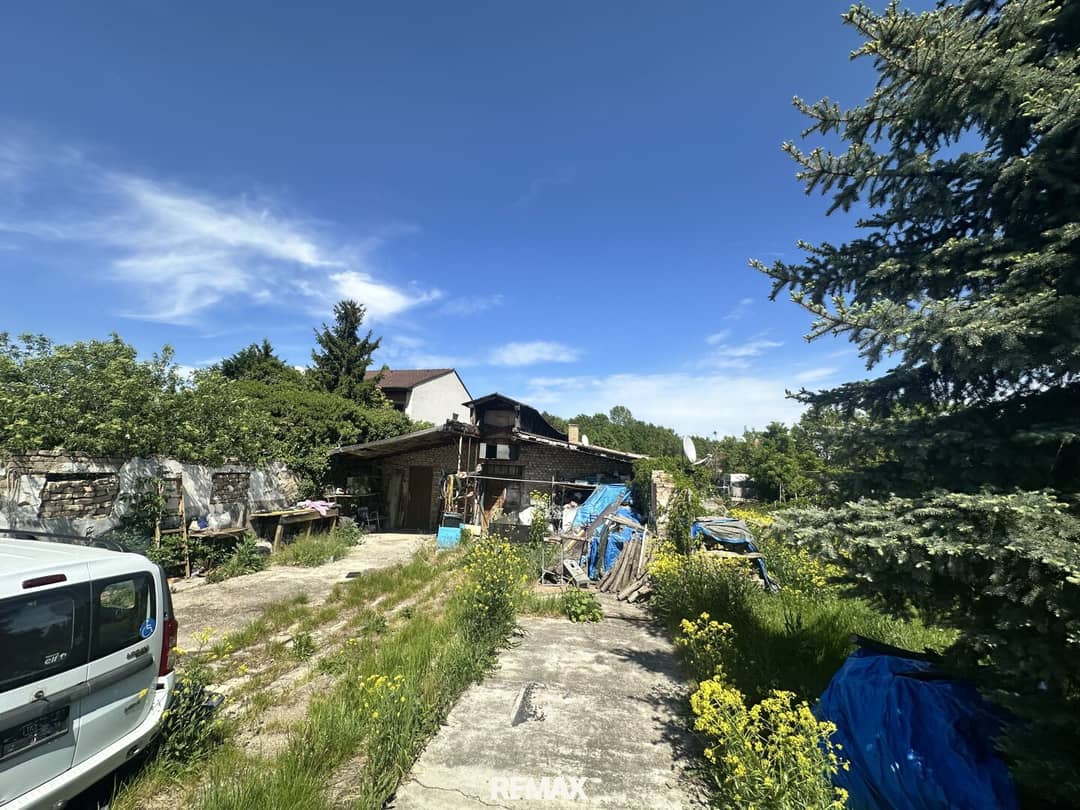 Sanierungsbedürftiges Landhaus mit großem Garten