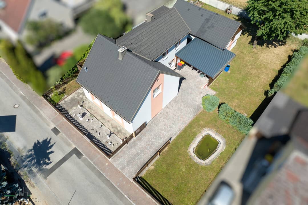 Einfamilienhaus mit Carport und Nebengebäude