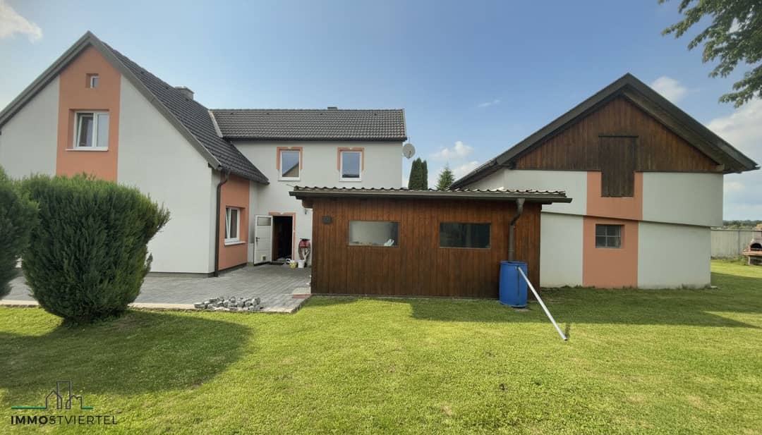 Ansicht von Osten mit Nebengebäude - Garage- Carport
