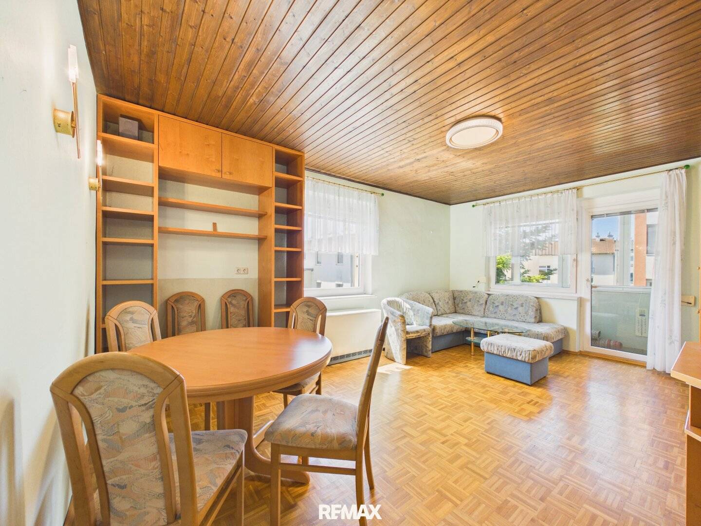 Apartment with Loggia near the Train Station