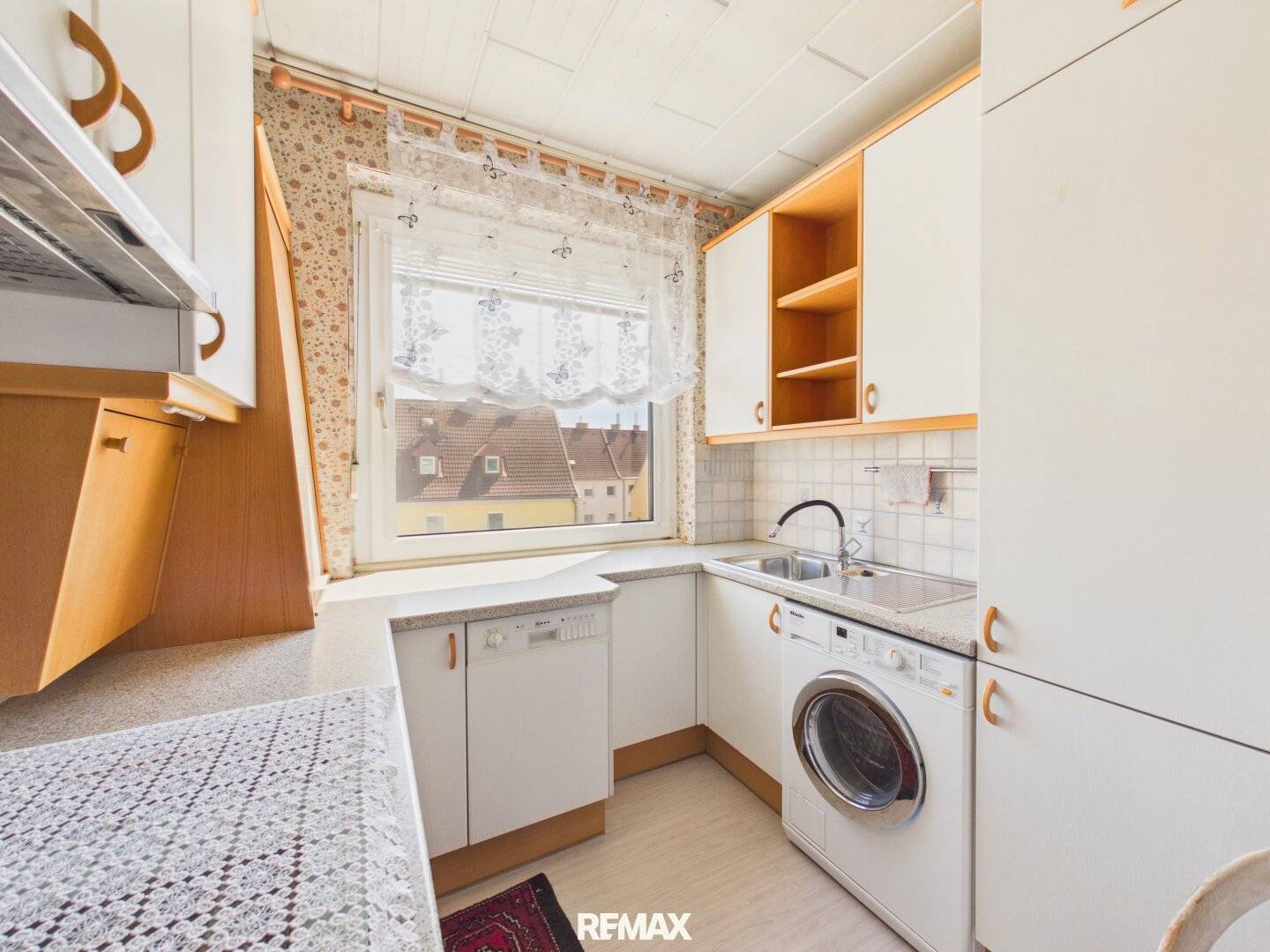 Apartment with Loggia near the Train Station