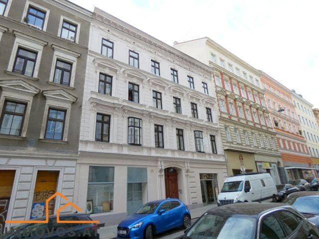 Loftwohnung in Hoflage mit Parkett und Einbauküche