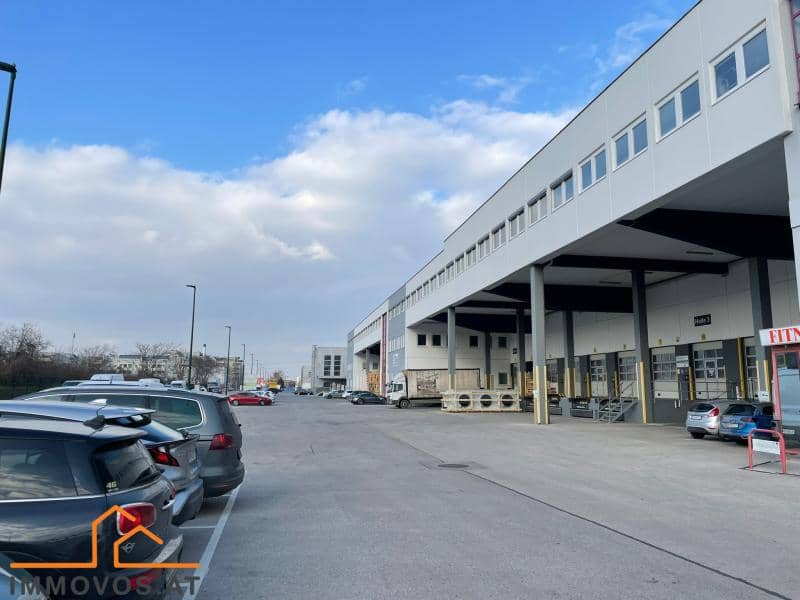 Hallenfläche mit Rampen und Büro in Wiener Neudorf