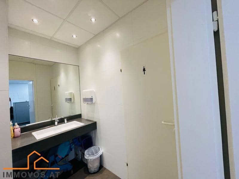 Modern office with cooling and alarm system in Europlaza