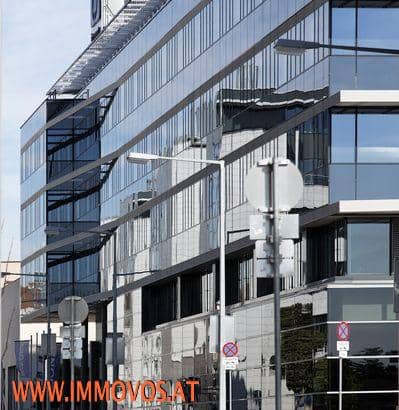 Office space with excellent transport links and air conditioning