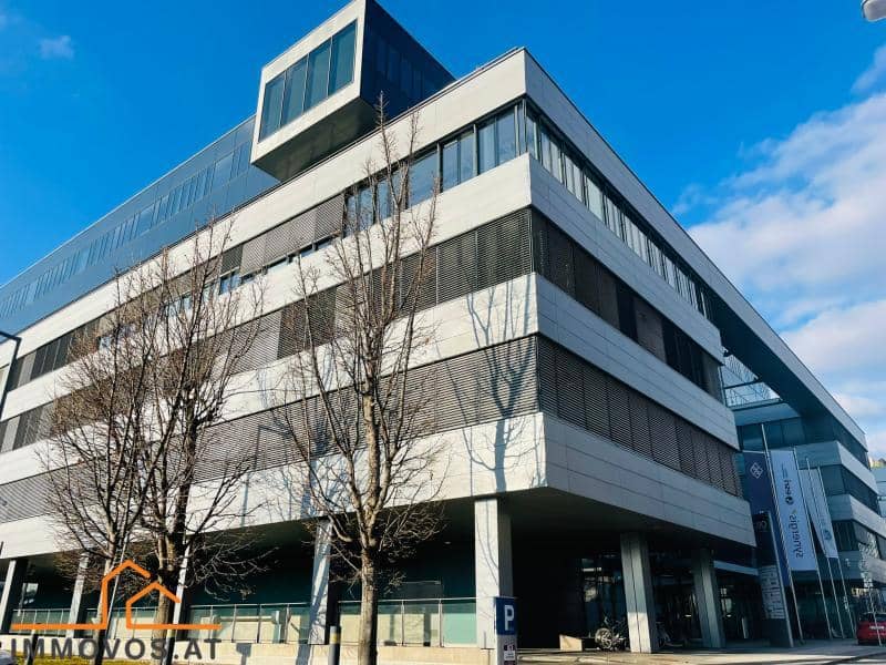 Office space with excellent transport links and air conditioning
