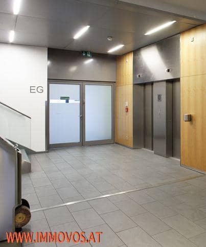 Office space with excellent transport links and air conditioning