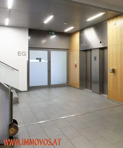 Office space with excellent transport links and air conditioning