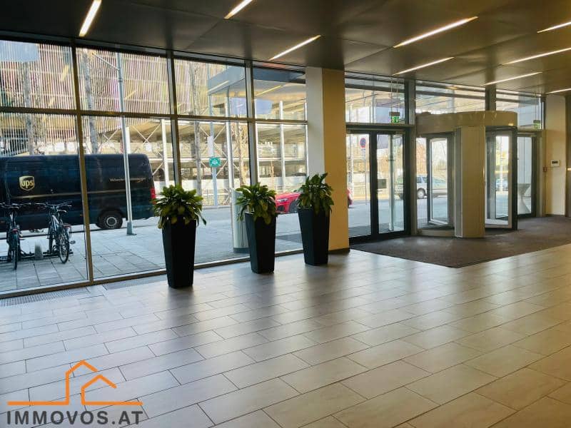 Office space with excellent transport links and air conditioning