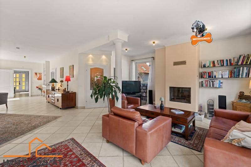 Spacious Family Villa with Garden and Terraces in Green Quiet Location