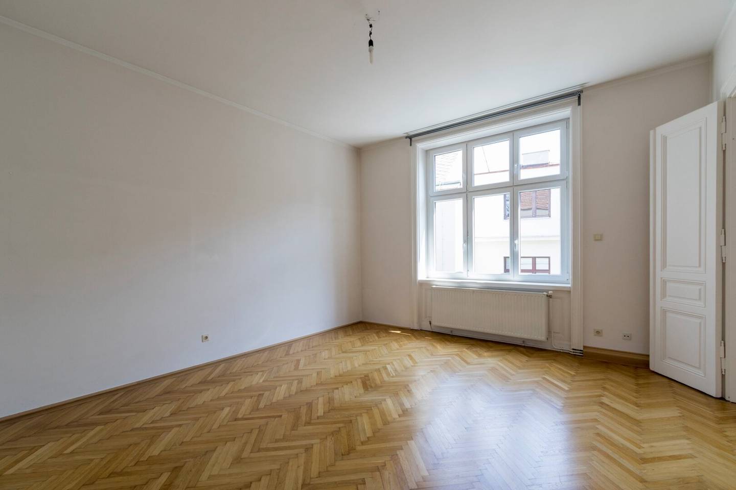 Courtyard-facing period apartment with parquet and high ceilings