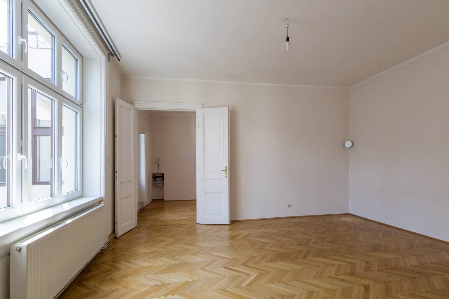 Courtyard-facing period apartment with parquet and high ceilings