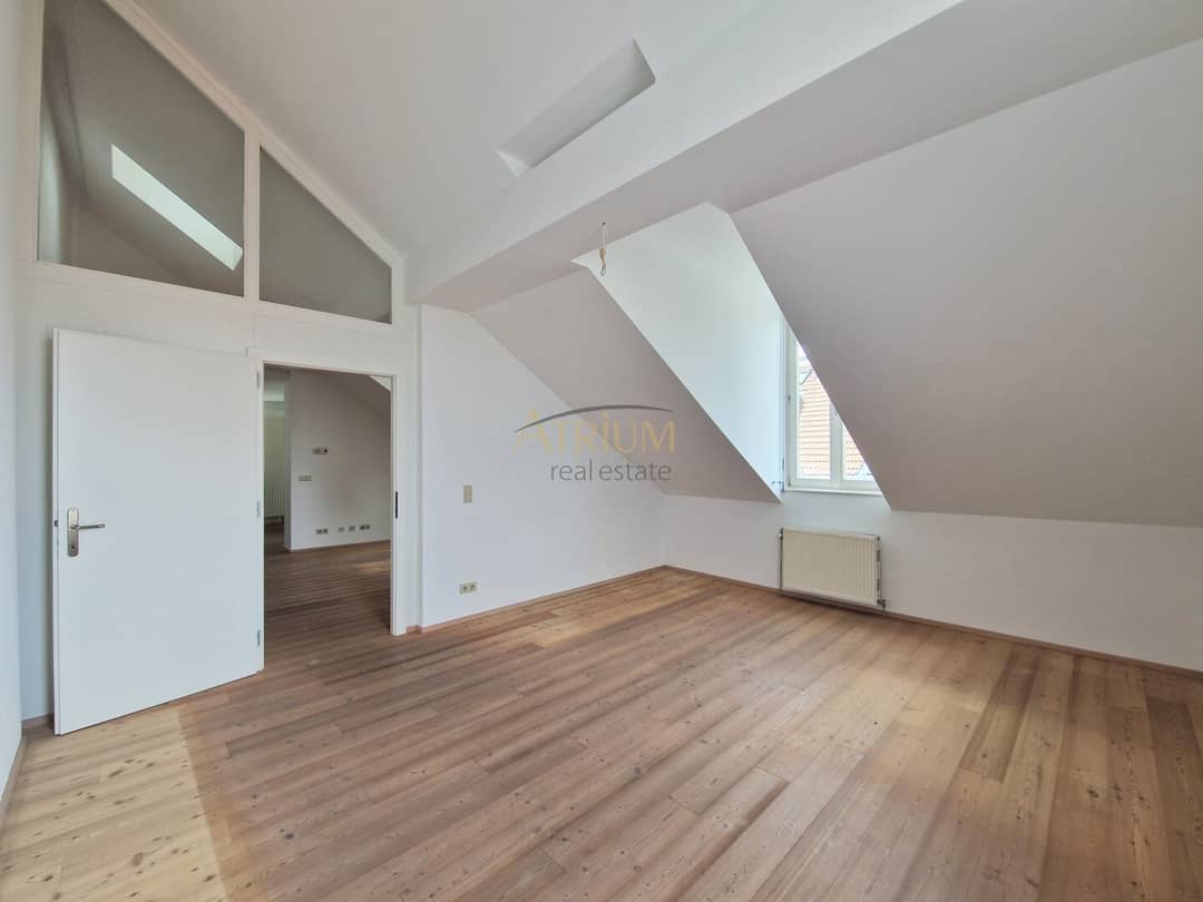 Helle Dachgeschosswohnung mit Parkett und Einbauküche nahe Planquadratpark