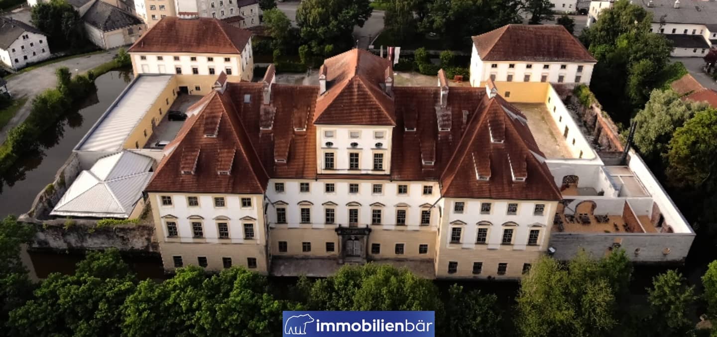 Barockes Schloss mit Marstall und Entwicklungspotential