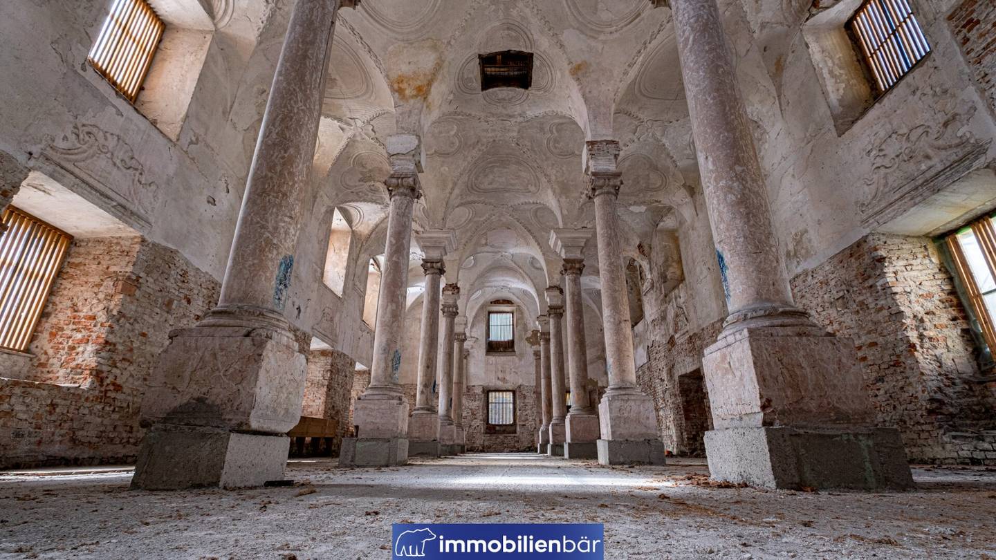 Barockes Schloss mit Marstall und Entwicklungspotential
