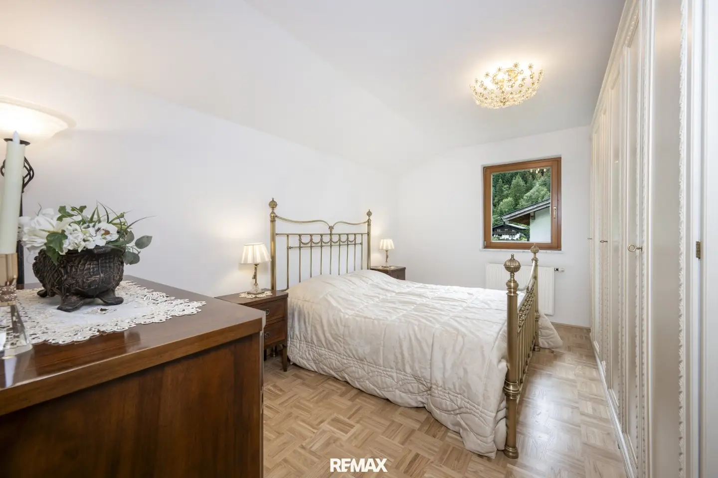 Apartment with balcony and mountain view in a quiet location