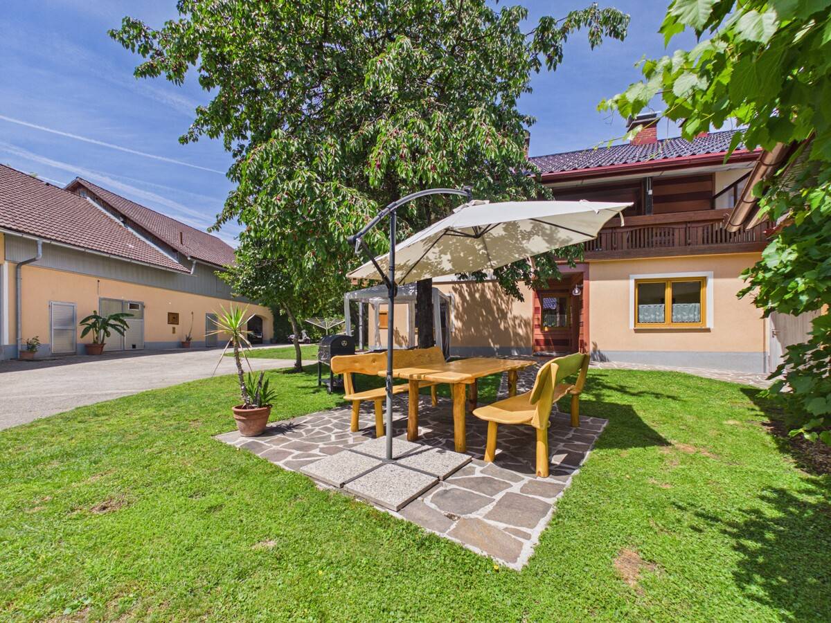 Landhaus mit Garten und Destille auf großem Grundstück