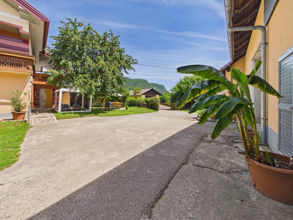 Landhaus mit Garten und Destille auf großem Grundstück