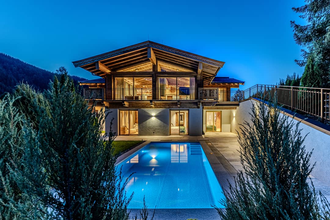 Chalet Neubau mit Panoramablick und Pool in sonniger Ruhelage