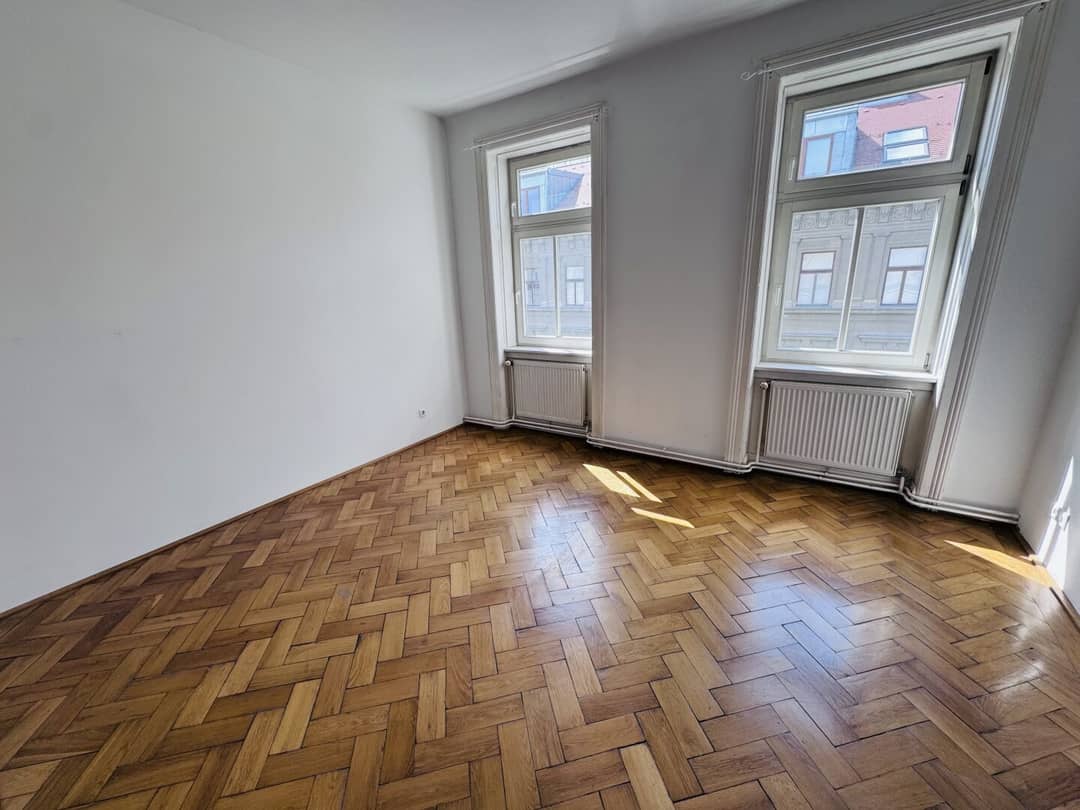 Bright period apartment with elevator near metro